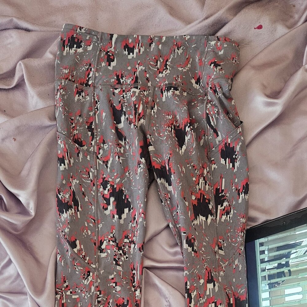 Capri length lululemon EUC pockets on side. Size 4